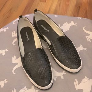 Bare traps size 9 slip on